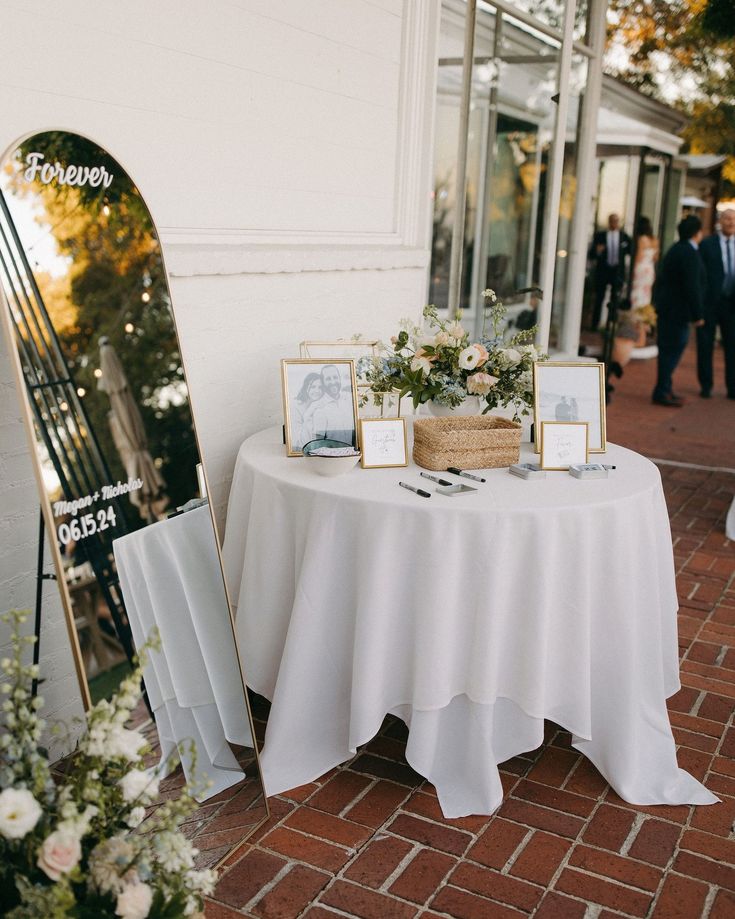  Minimalist Wedding Decor Ideas
