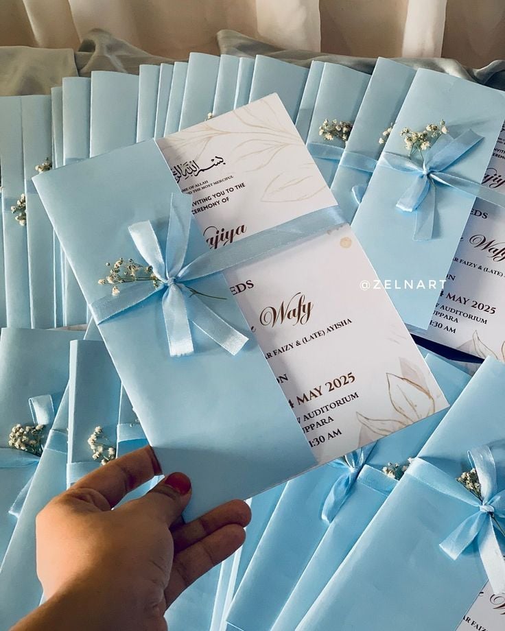 Blue wedding invitations with an elegant design
