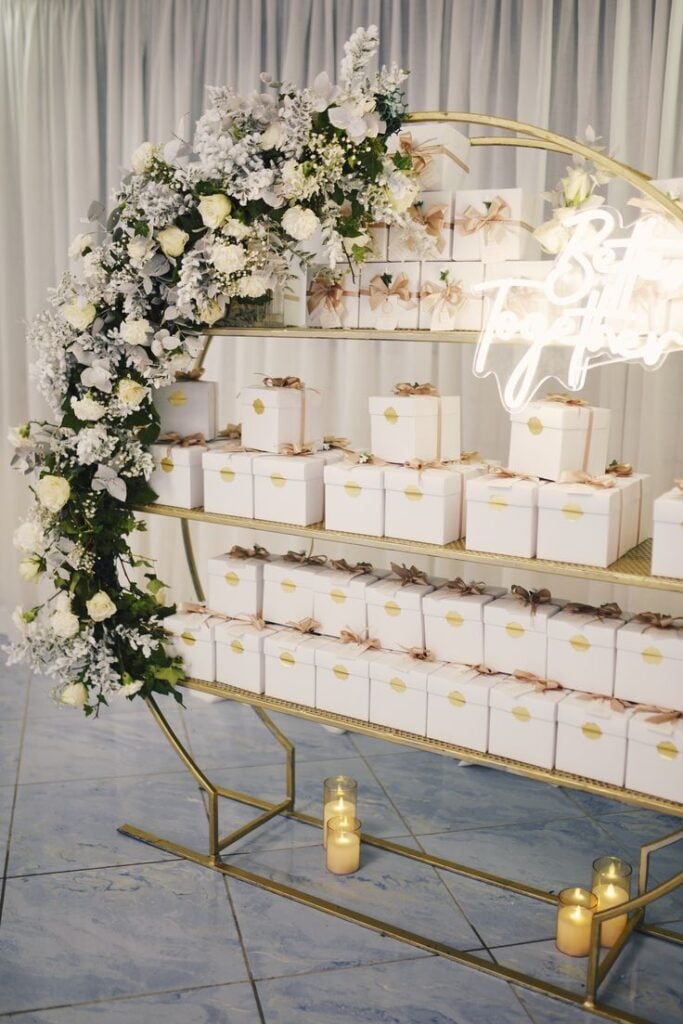  Design a Stylish Wedding Favour Table