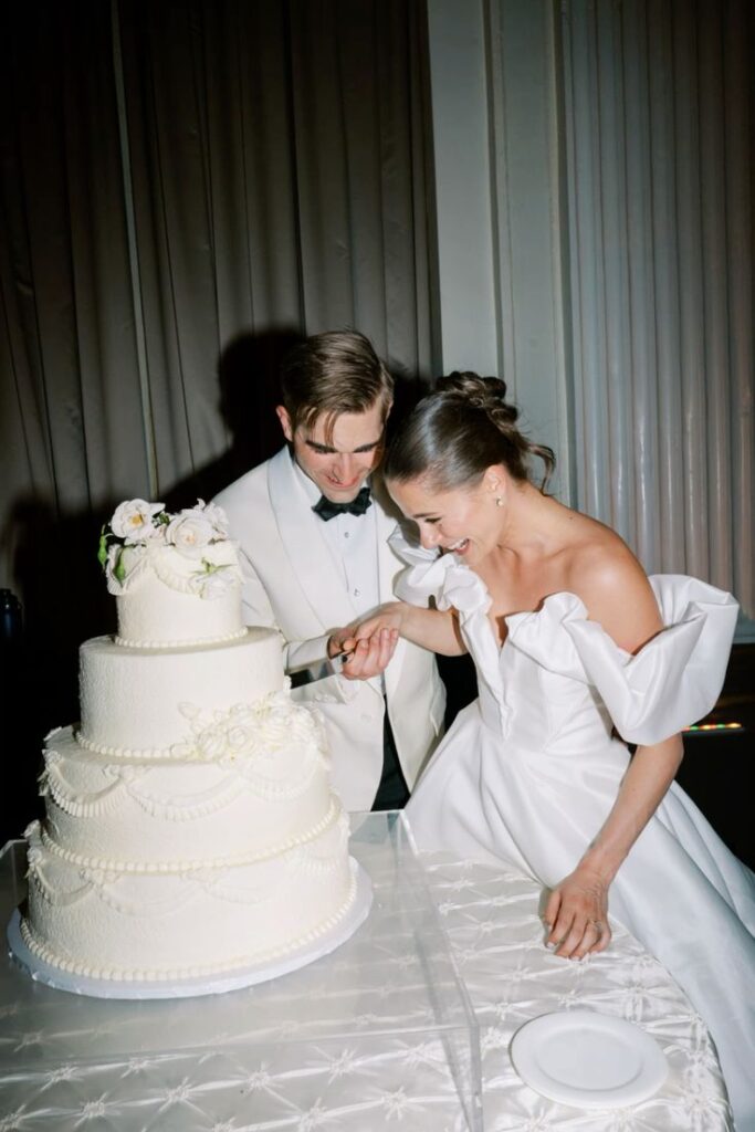 wedding cake cutting
